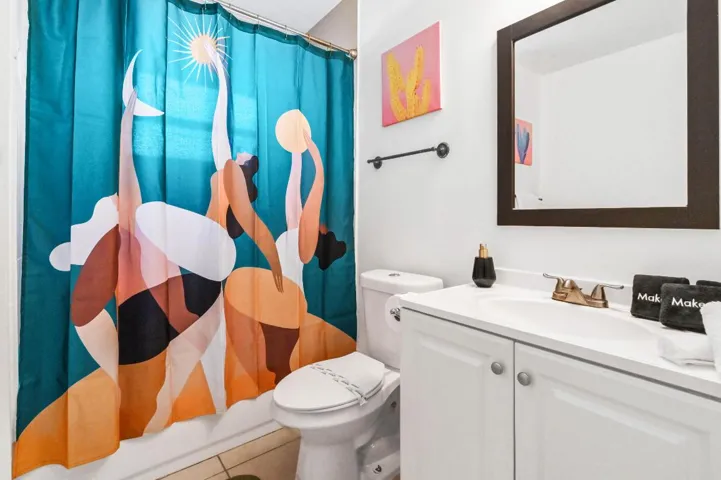 18 Bathroom 01