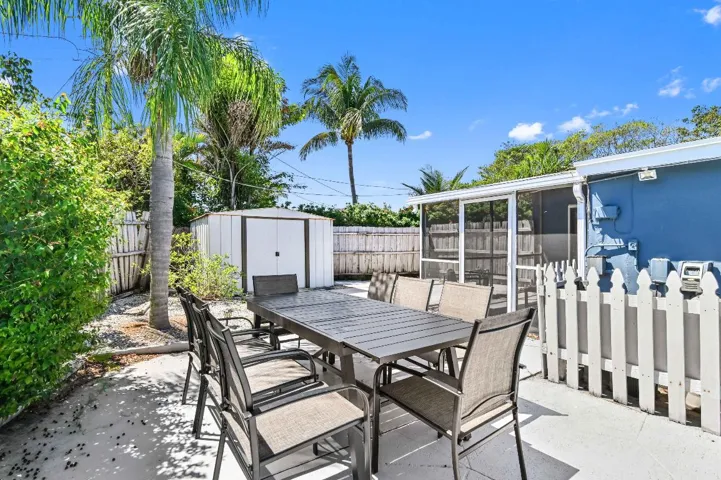 38 Backyard 01