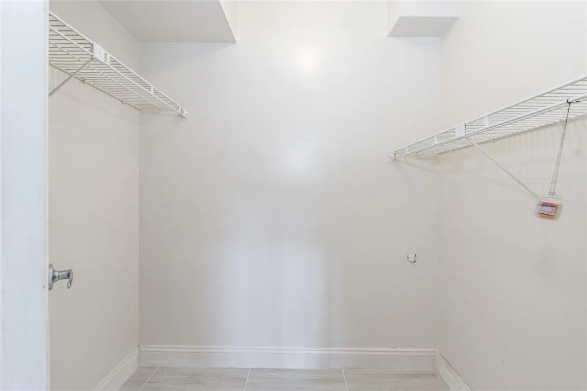 HOLLYBROOK WALK IN CLOSETS