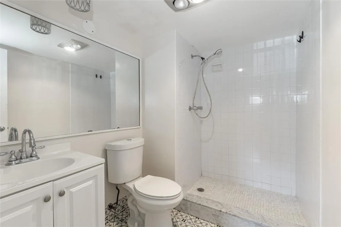 HOLLYBROOK BATH ROOM