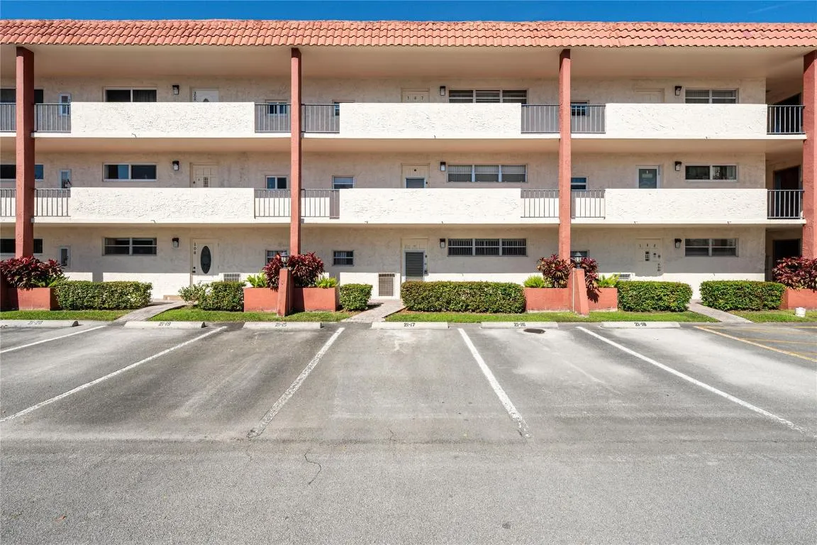 HOLLYBROOK FRONED ELEVATION OF BUILDING