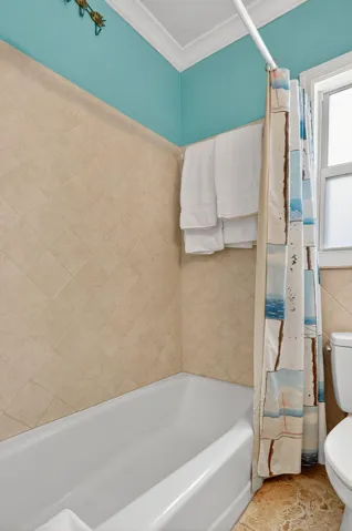 bathroom/tub