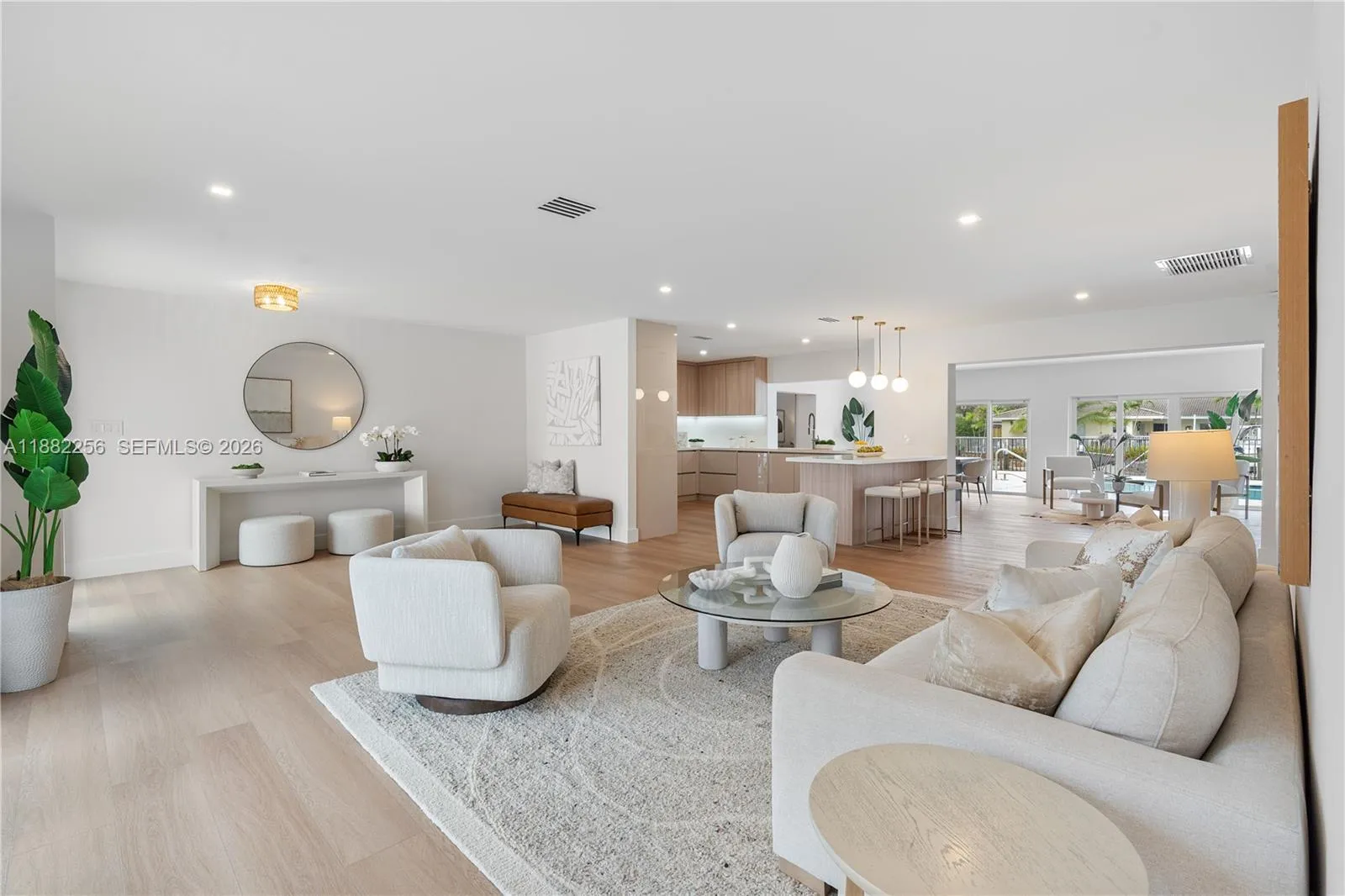 Open living area. Entertainer dream!