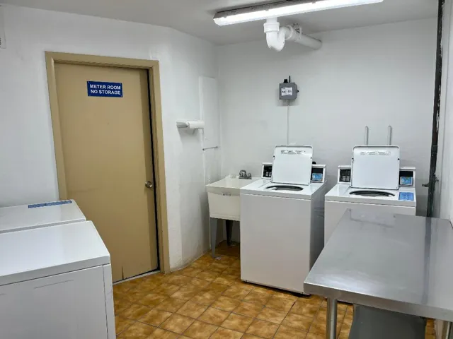 37. Laundry room 01