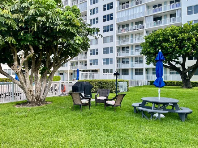 33. Pool area