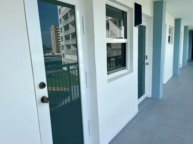 30. Entrance 02