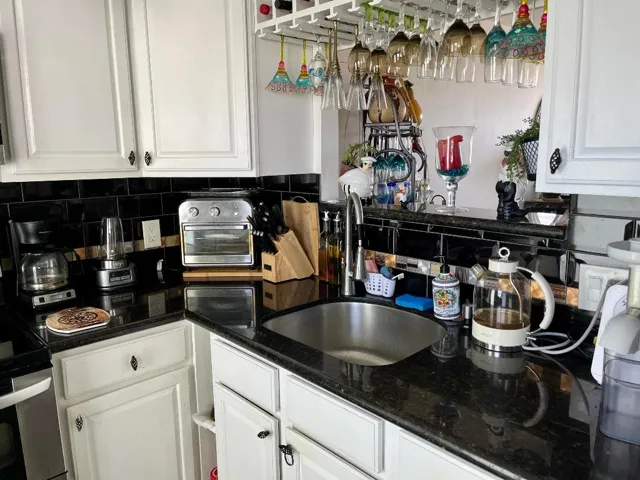 08. Kitchen 01