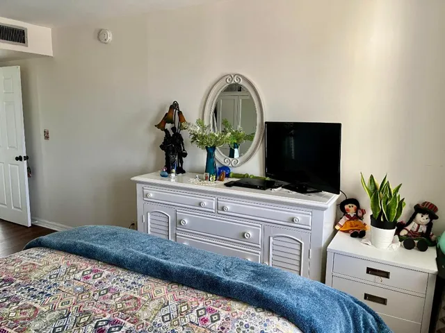 17. Bedroom 04
