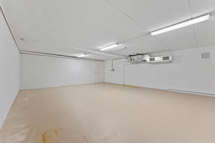 25'x25' Air Conditioned Storage/Flex Room - Can be used as gym, office, storage...