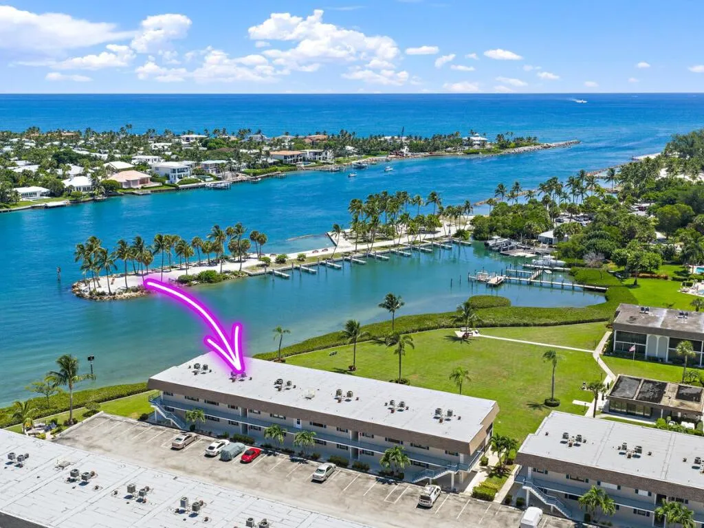 Located directly on the Intracoastal blue water