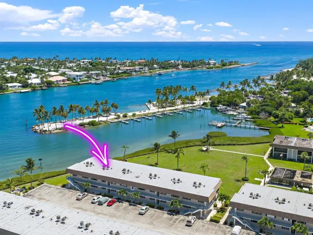 Located directly on the Intracoastal blue water