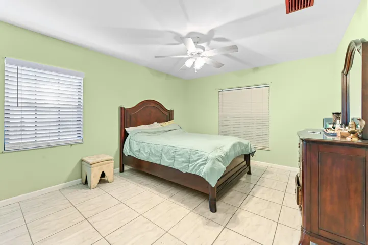 16 Bedroom 01