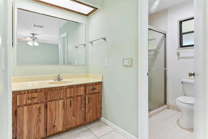 22 Bathroom 01