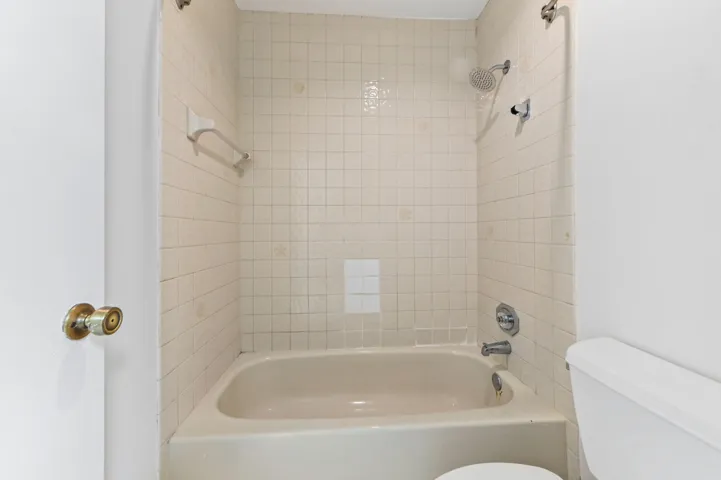 19 Bathroom 02