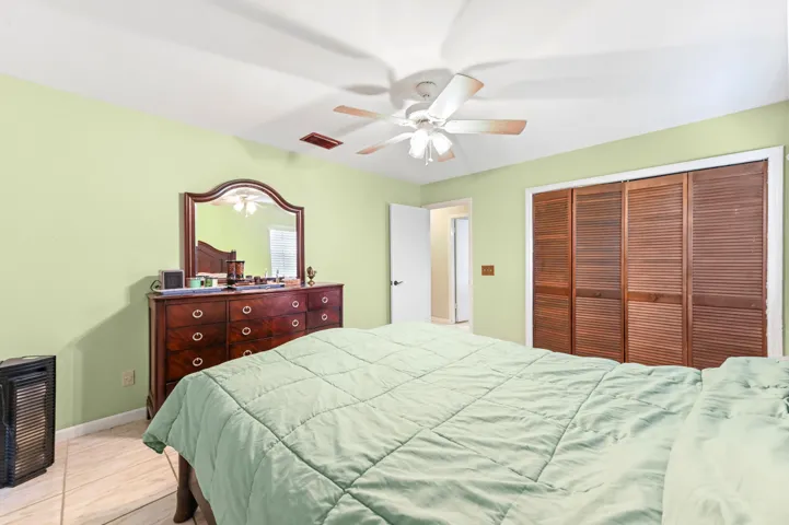 17 Bedroom 02