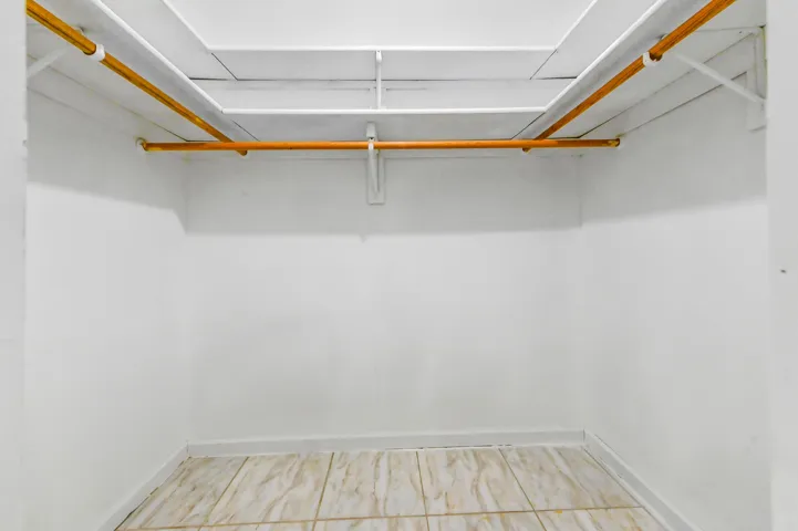 24 closet 01