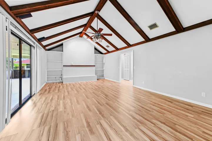 06 Living Room 04