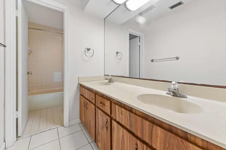 18 Bathroom 01