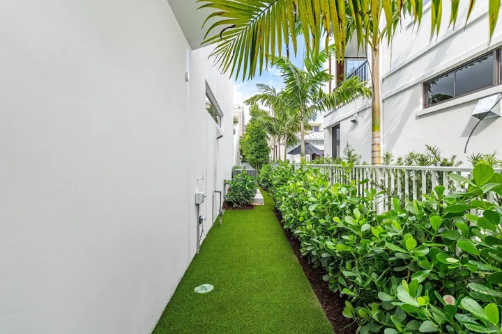 011-812PalmTrail-DelrayBeach-FL-33483-SM