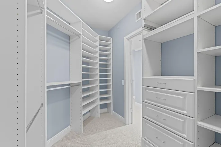 walk-in-closet