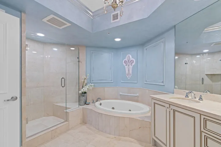 Primary bath w/separate water coset