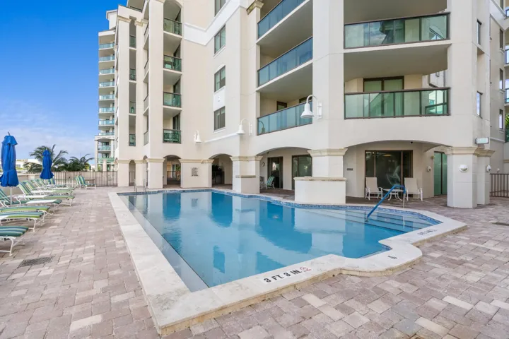 Pool deck/level 4