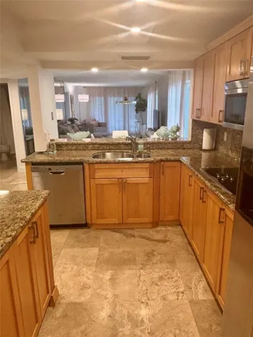 Kitchen w/granite