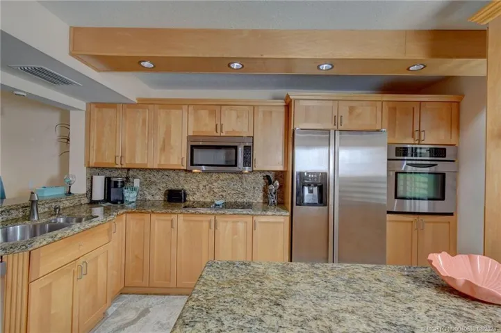 Large Kitchen with Granite