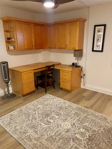 Corner Desk - Guest