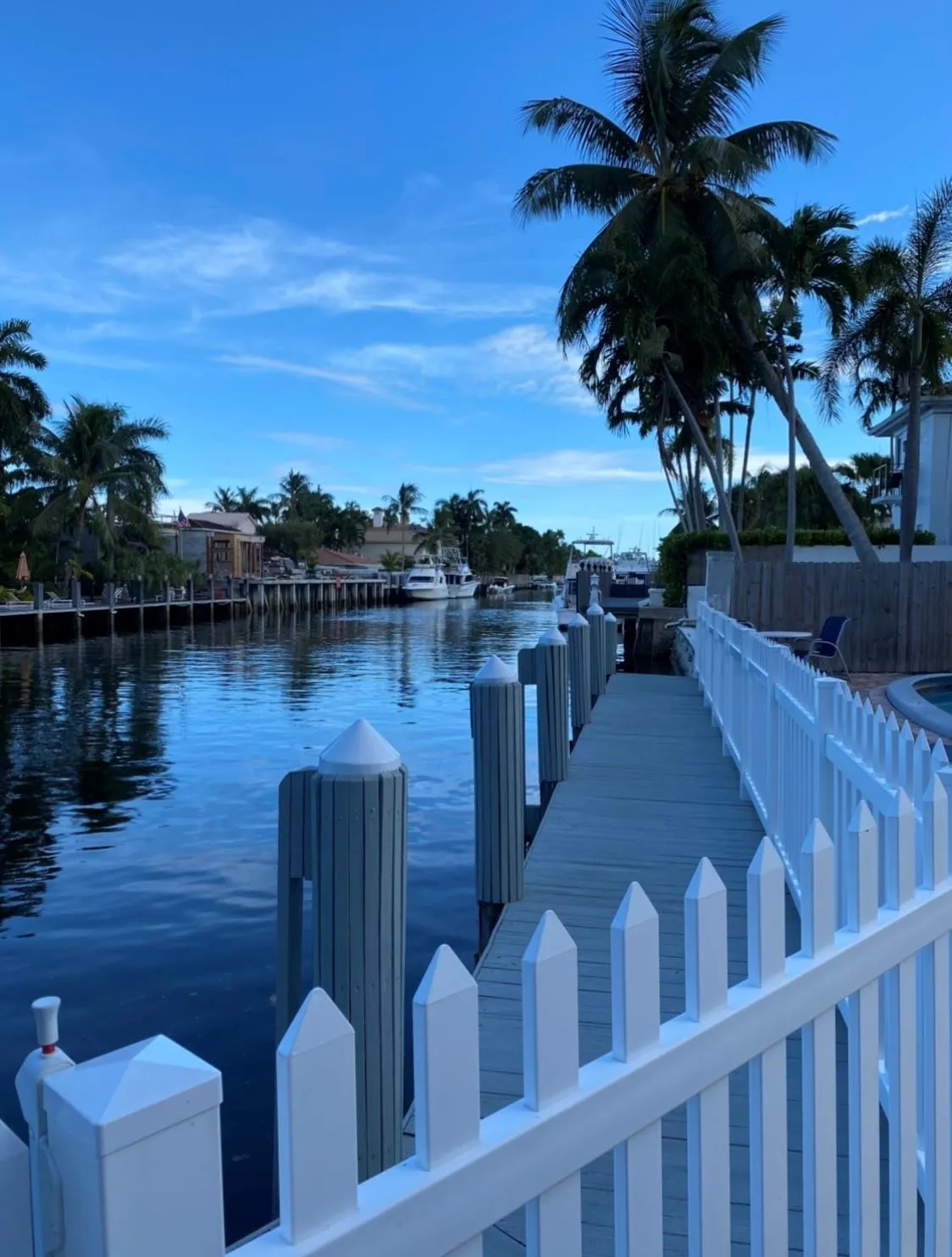 POOL-SIDE CANAL WITH COURTESY DOCKAGE FOR KAYACK/PADDLE BOARD/ BOAT FOR A DAY