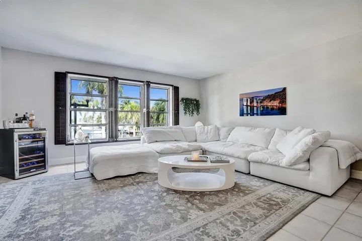 GREAT SIZE LIVING AREA...THIS IS ONLY HALF OF THE ROOM