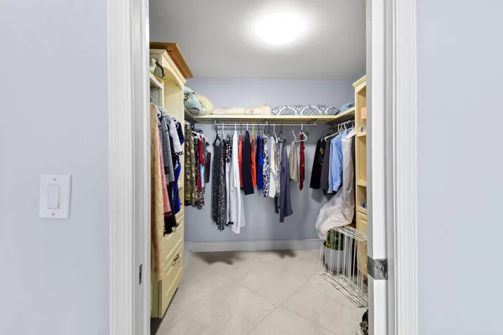 master bedroom walking closet