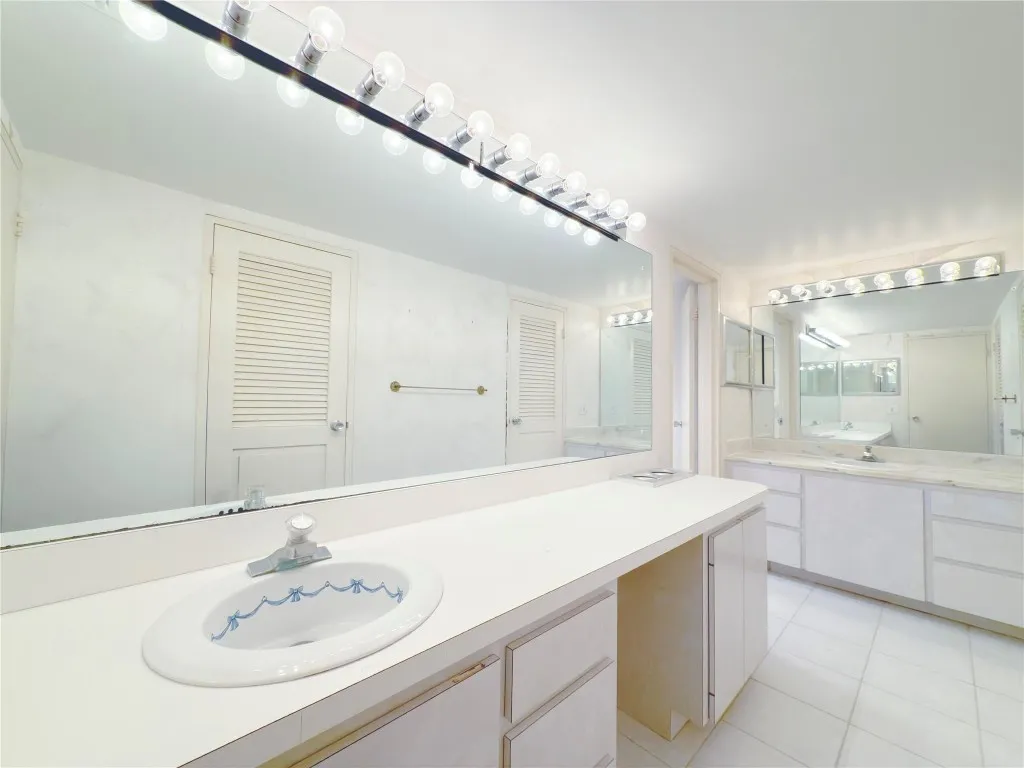 One of 2 primary baths