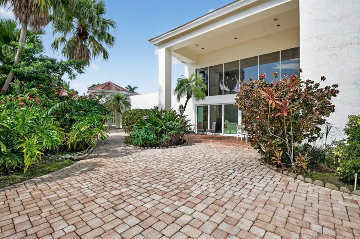 LARGE COURTYARD