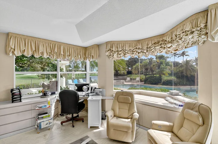 LARGE PRIMARY SUITE W/ SITTING AREA