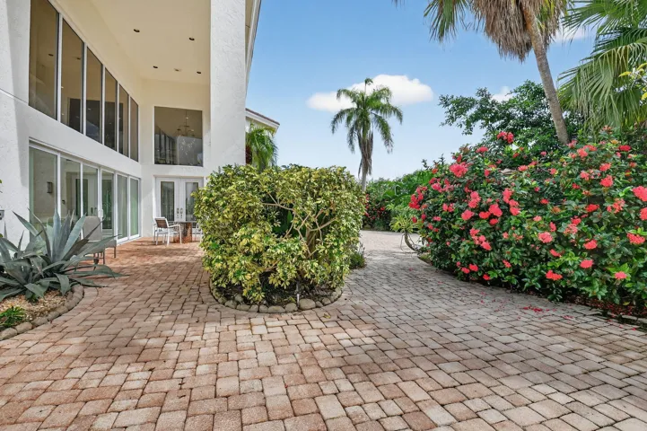 OVERSIZED COURTYARD