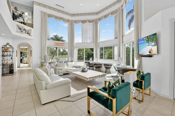 ELEGANT FAMILY ROOM