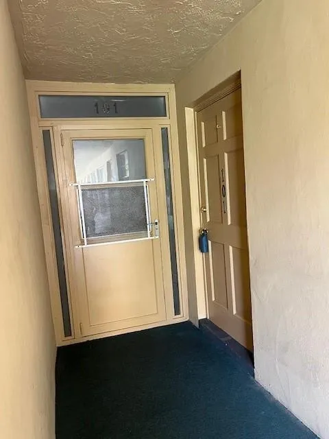 Private corner entrance