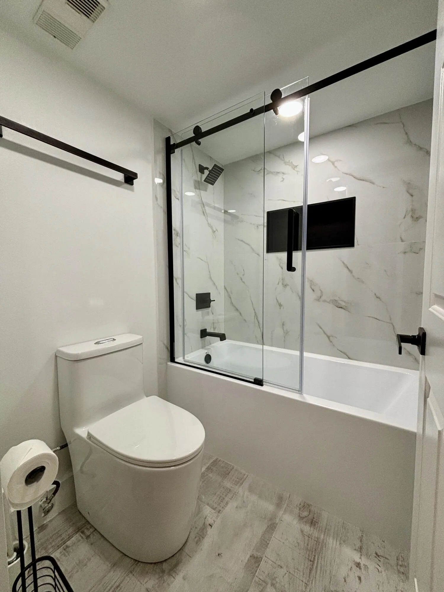 Main bathroom: bathtub