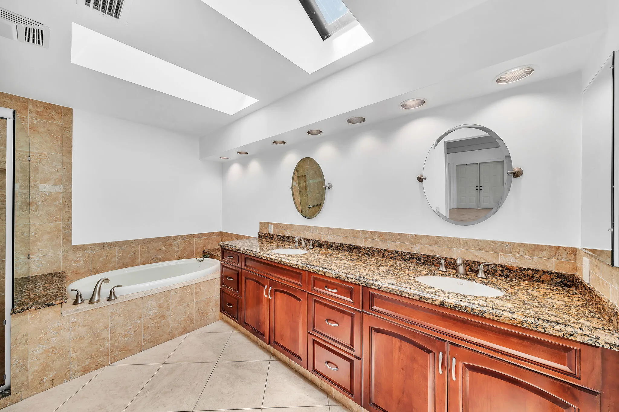 20 Primary Bathroom (1)