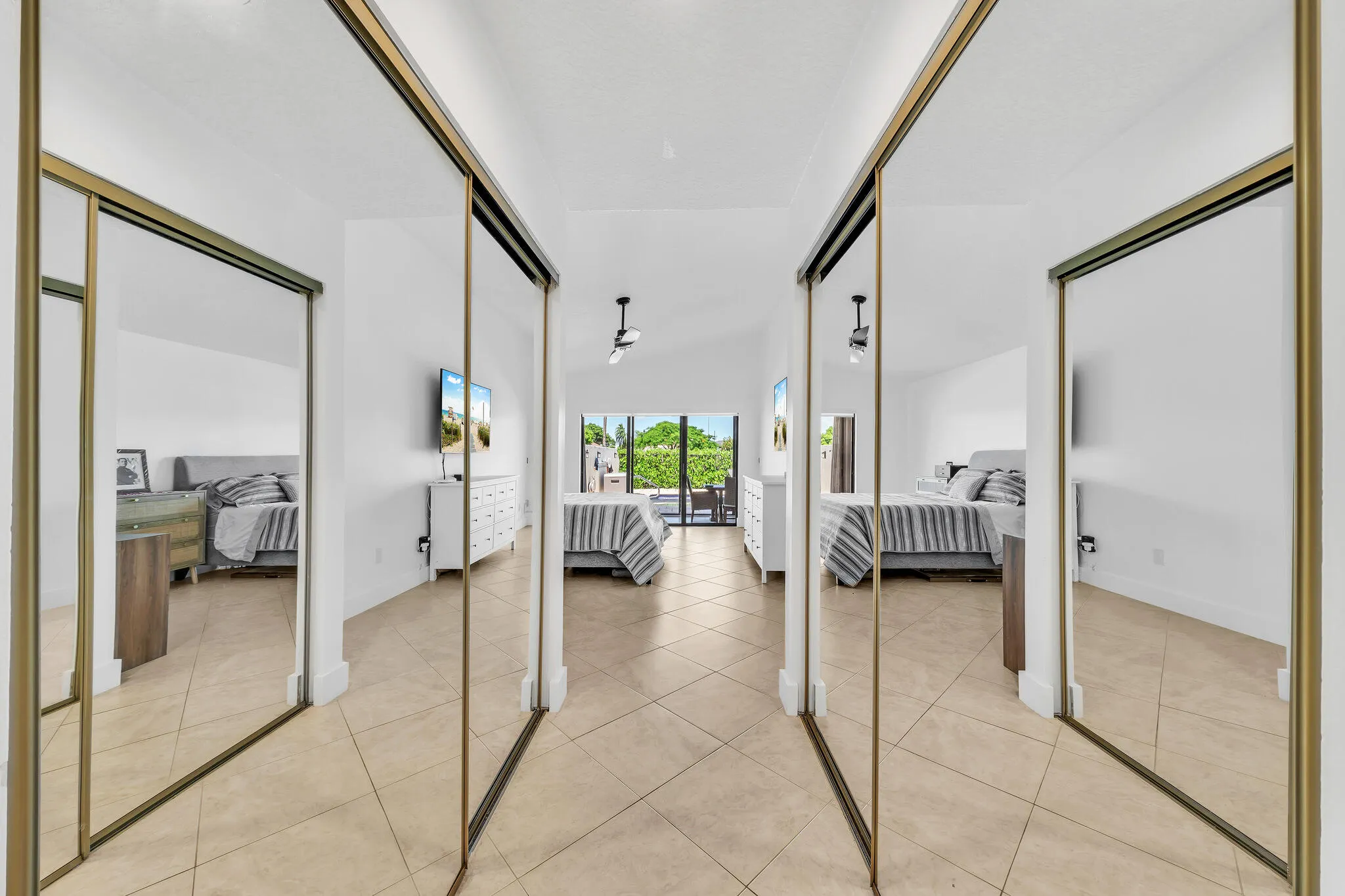 14 Primary Bedroom (4)