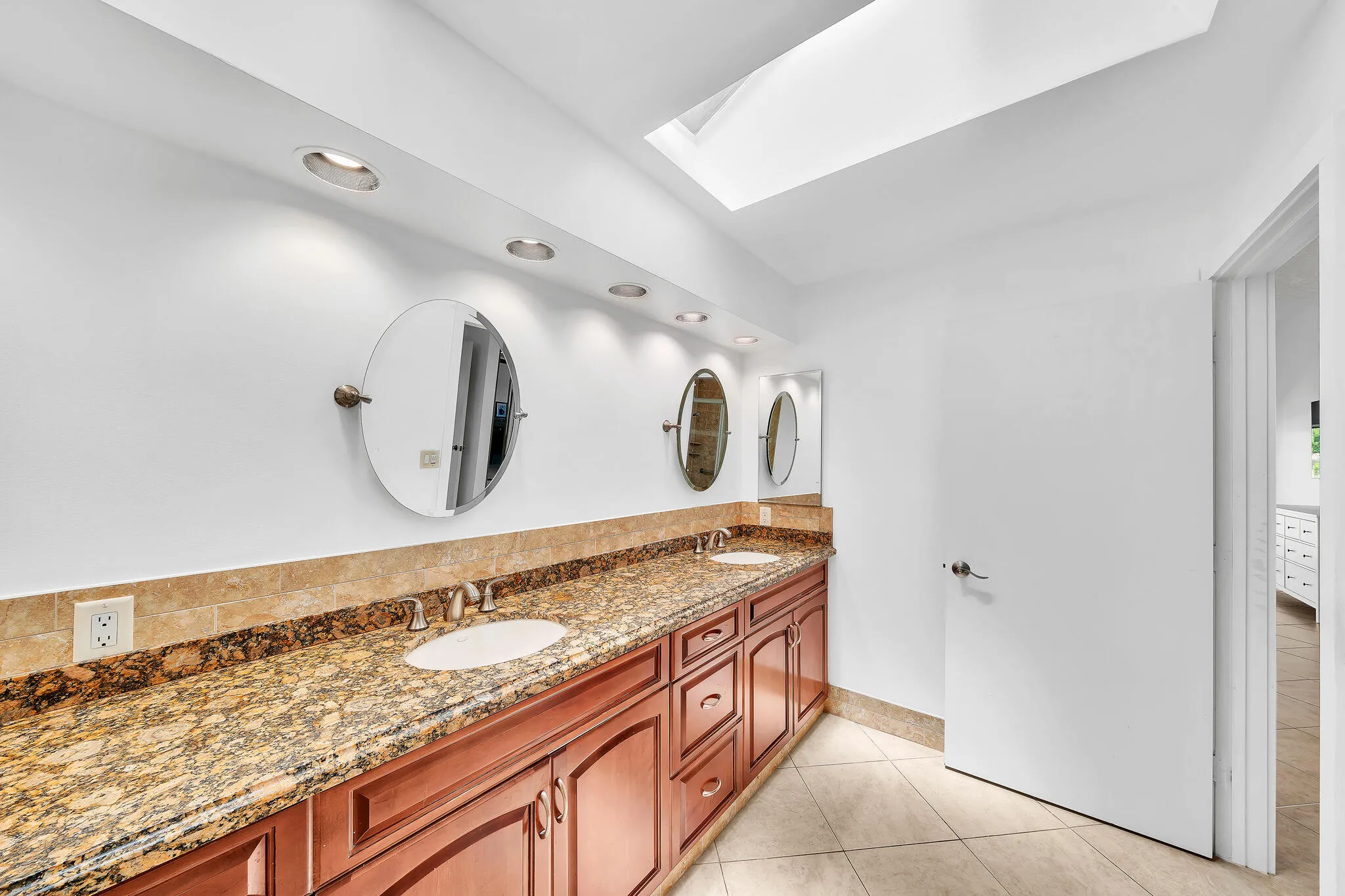 20 Primary Bathroom (4)