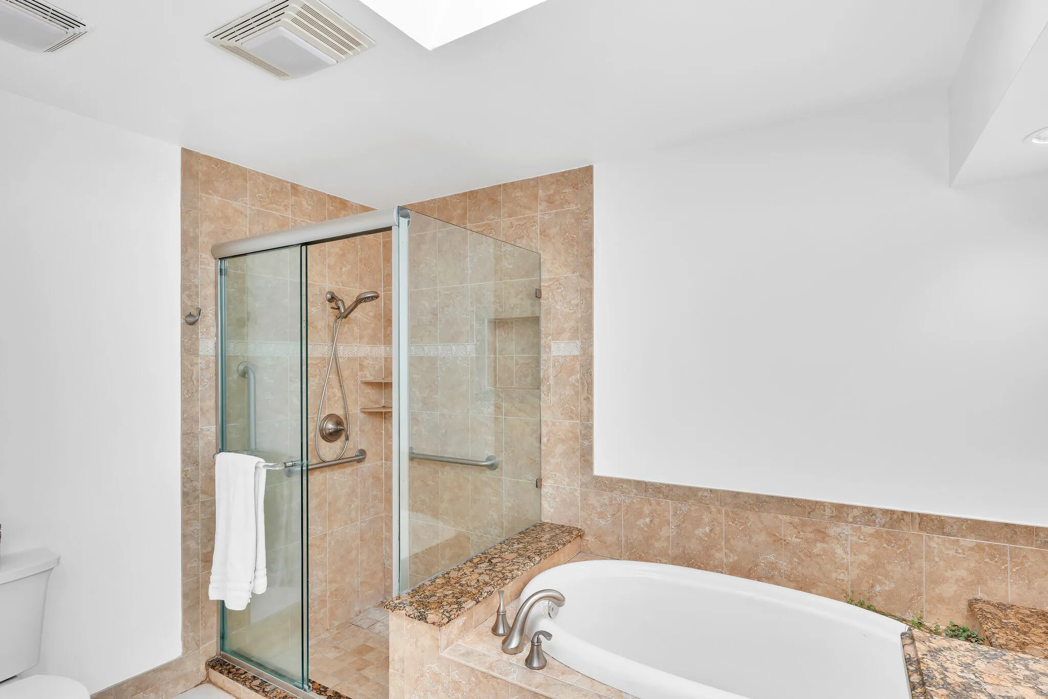 20 Primary Bathroom (3)