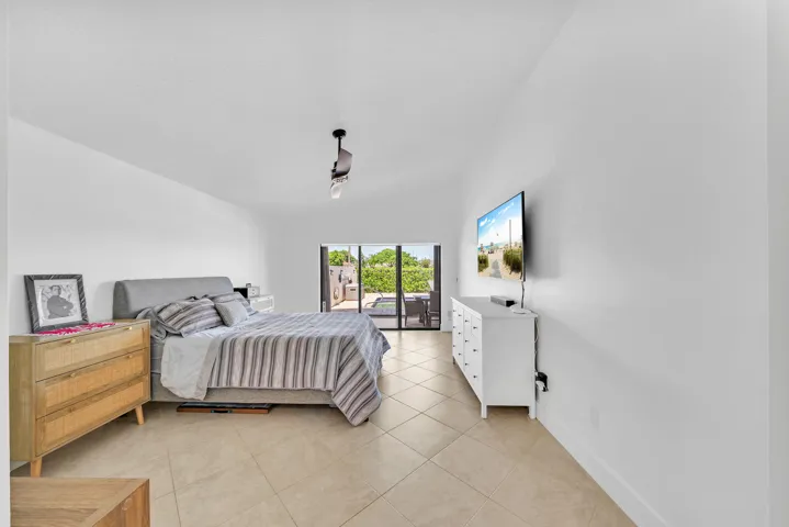14 Primary Bedroom (5)