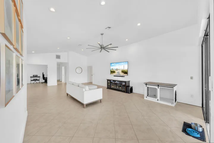 22 Living Area (2)