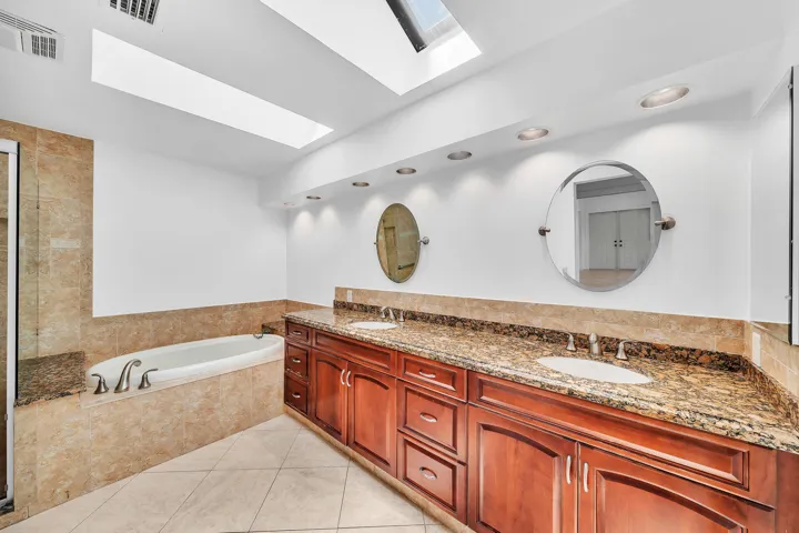 20 Primary Bathroom (1)