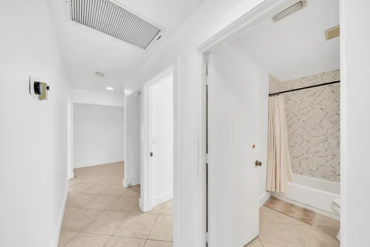 24 Foyer (2)