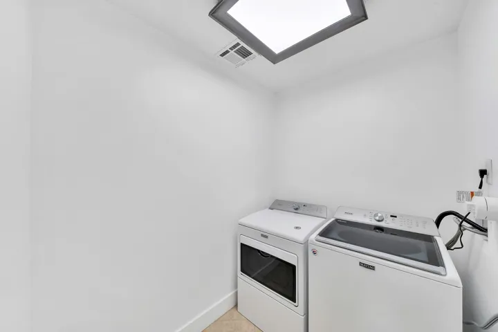 26 Laundry Room (2)