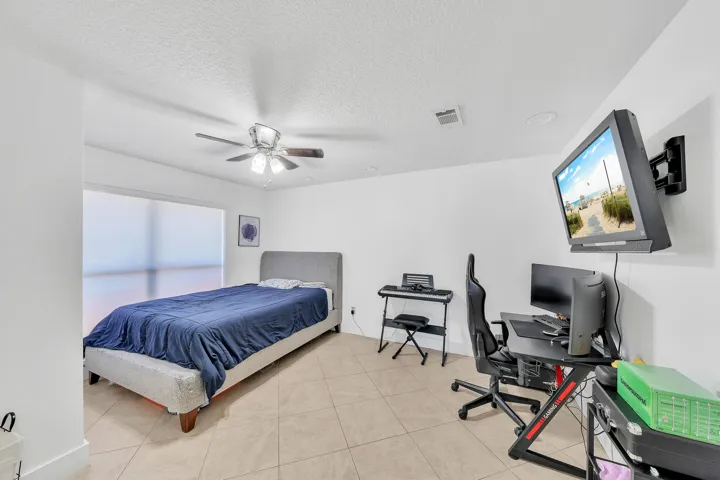 23 Guest Bedroom A (2)