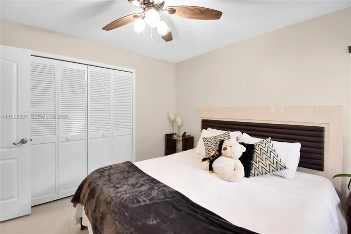 Large secondary bedroom